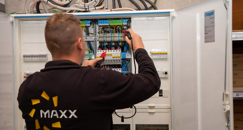 maxx solar & energie - Wir suchen Elektriker/in für Service, Montage und Wartung an PV-Anlagen & Batteriespeichern